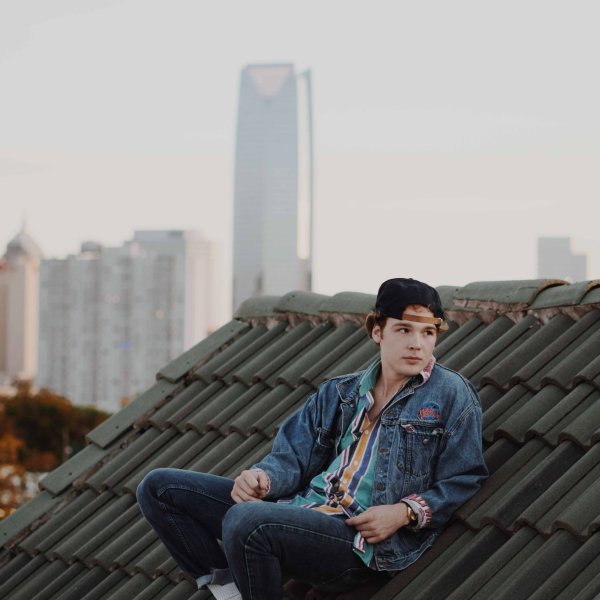 Человек на крыше