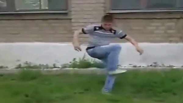 Прыгает с крыши и танцует