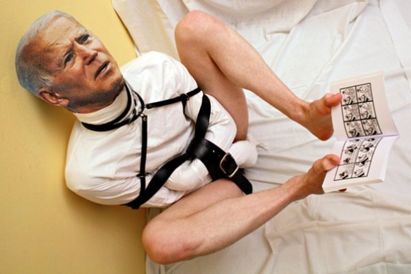 Парень в смирительной рубашке