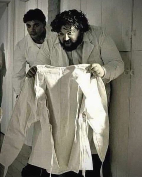 Санитары со смирительной рубашкой