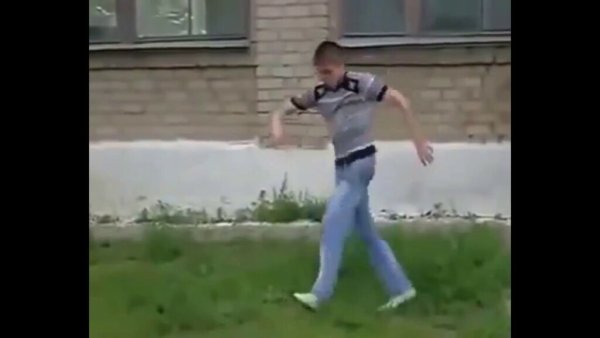 Прыгнул с крыши и танцует