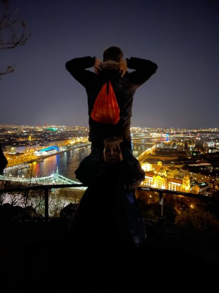 Парень на крыше ночью