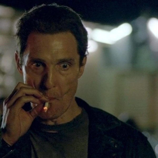 Мытью Макконахи с сигаретой