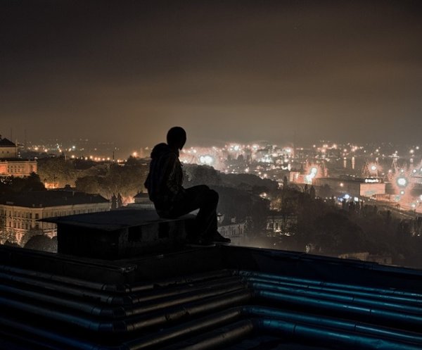 Парень на крыше ночью