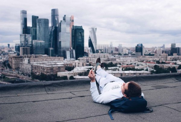 Парень лежит на крыше