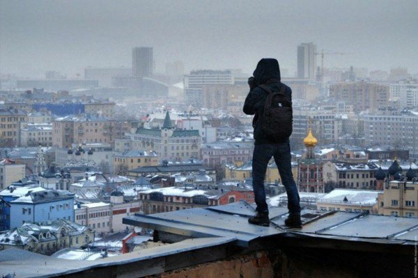 Человек на крыше дома