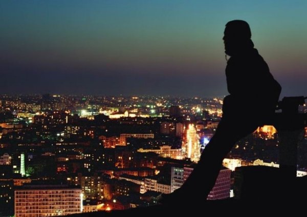 Человек на крыше ночью