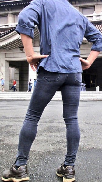 Парни в облегающих джинсах