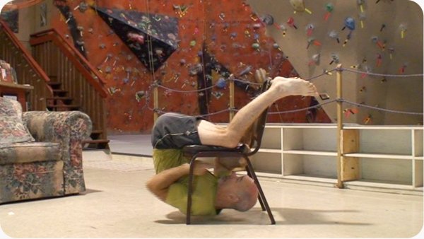 Человек падает со стула