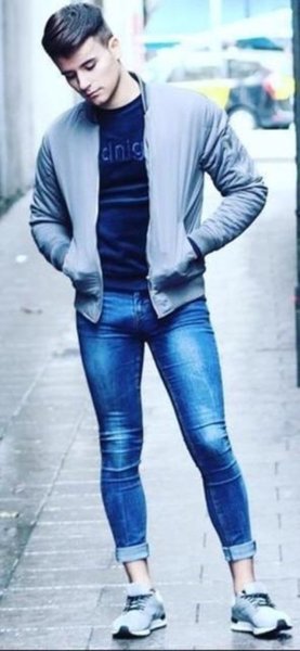 Парни в узких джинсах