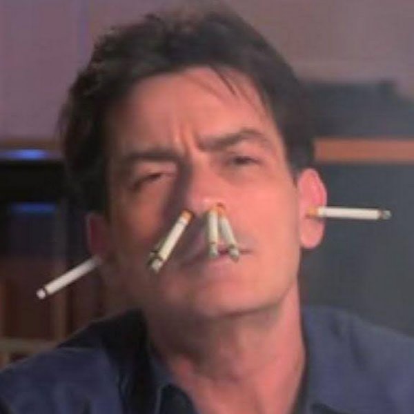 Чарли шин курит