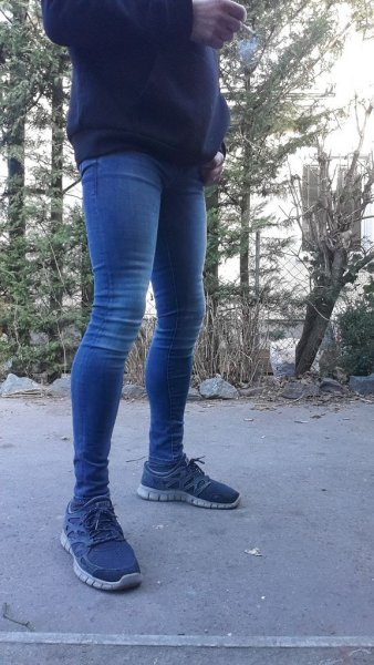 Парни в узких джинсах