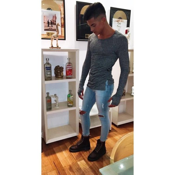 Парни в узких джинсах