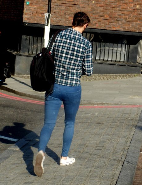 Парни в обтягивающих джинсах