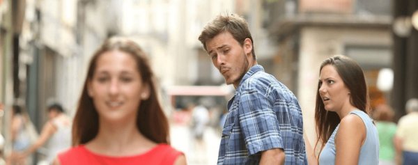 Парень оборачивается