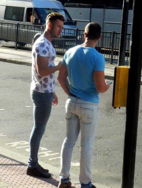 Мальчики в облегающих джинсах