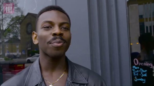 Черный палец к виску