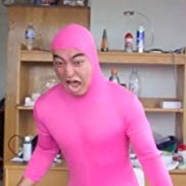 Человек в розовом костюме