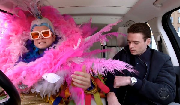 Элтон Джон в розовом