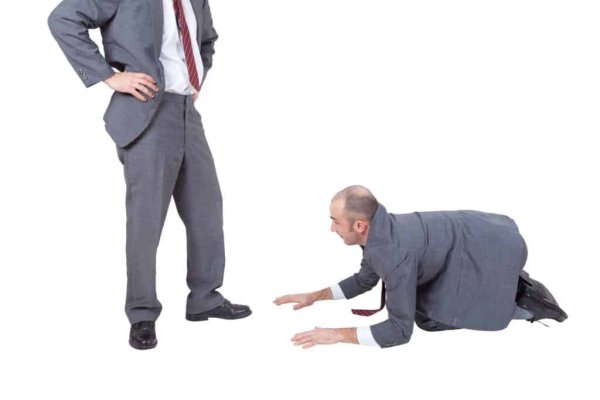 Стоит на коленях