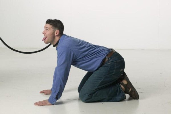 Парень на поводке