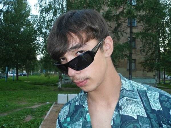 Пацан с челкой и усиками