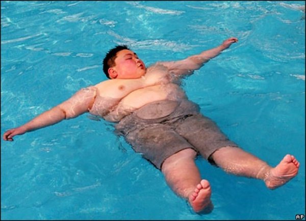 Жирный в бассейне