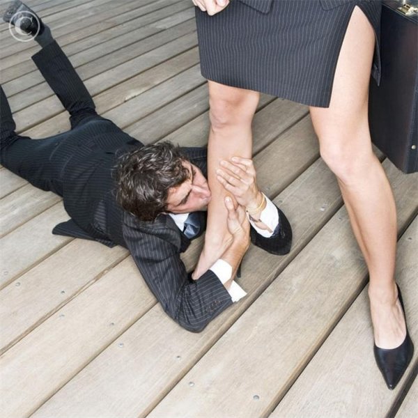 Мужчина у ног женщины