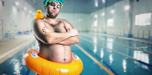 Мужчина в бассейне