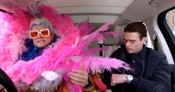 Мем с Элтоном Джоном в машине