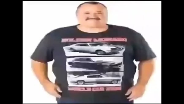 Мужик меняет одежду