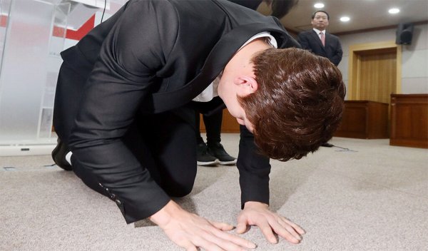 Извинения на коленях