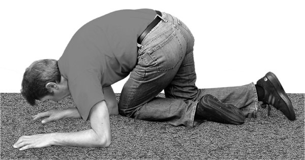 Мужчина на коленях