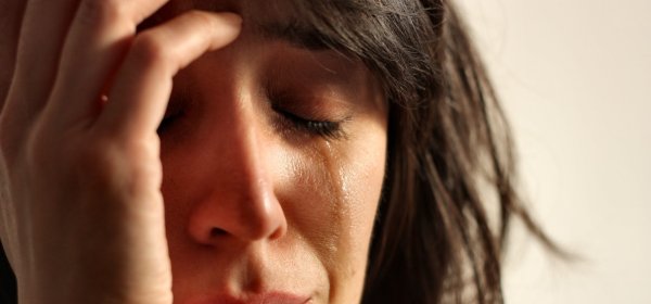 Девушка плачет