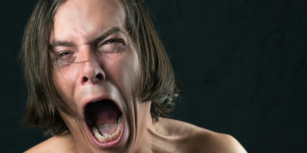 Кричащий от боли человек