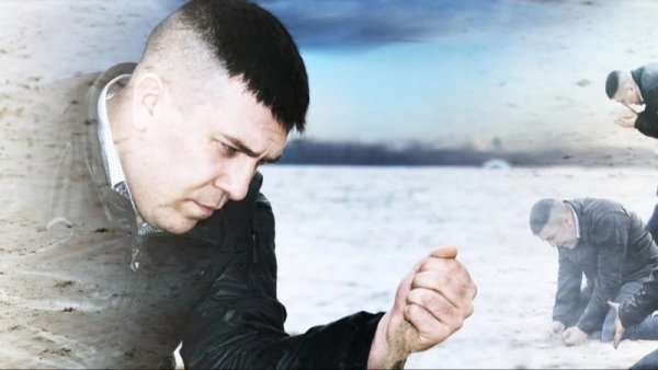 Мужик с песком в руке