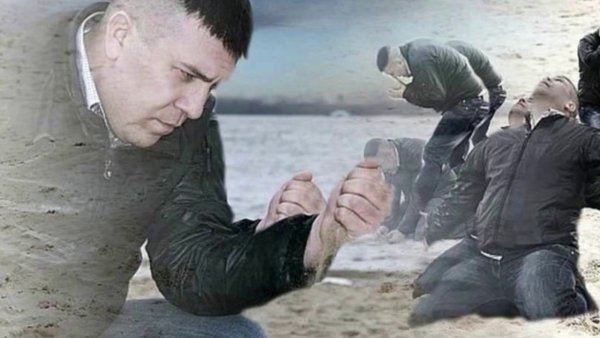 Мужик на пляже с песком