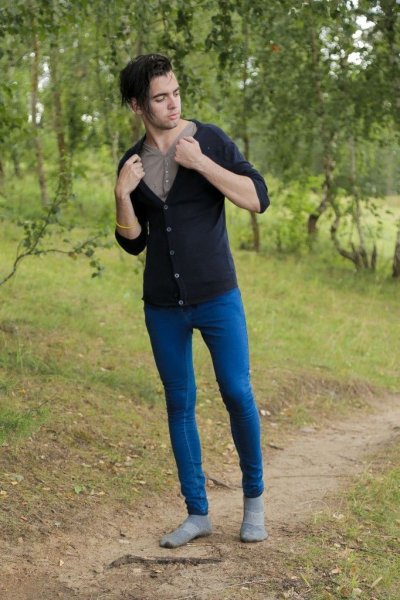 Парень в зауженных штанах