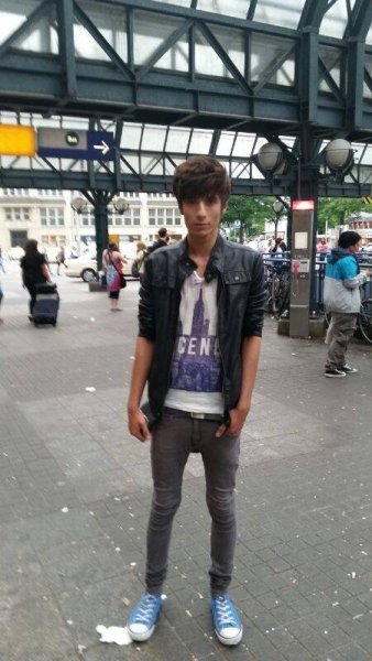 Парни в узких джинсах