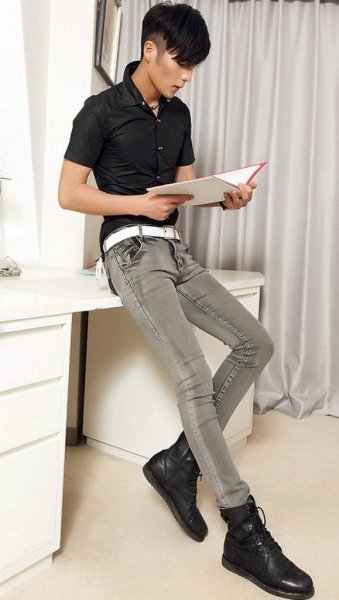 Парни в узких джинсах