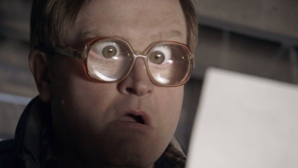 Удивленный очкарик