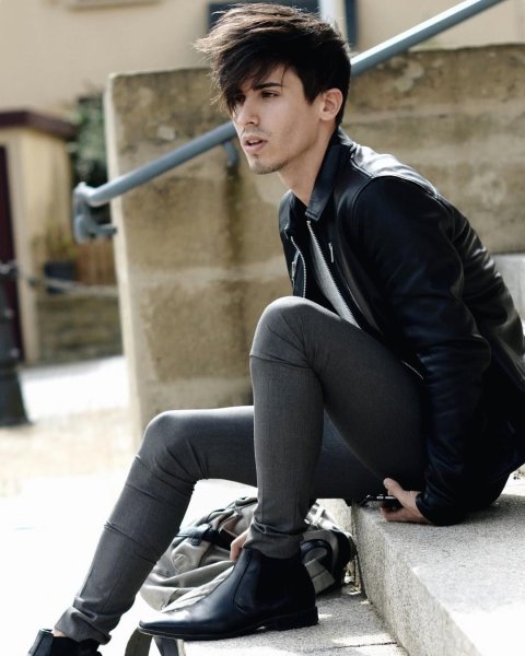 Юноши в узких джинсах