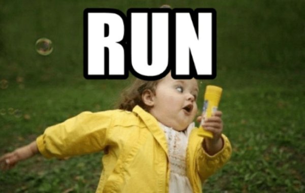 Девочка в желтом убегает