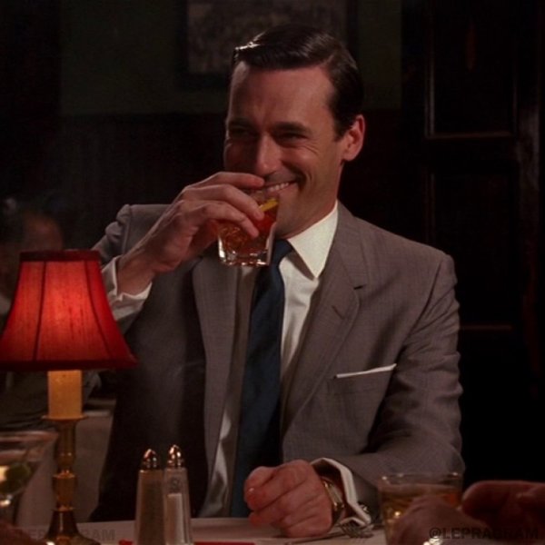 Мужчина с бокалом виски