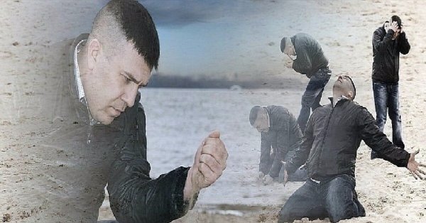 Мужик сыпет песок Мем