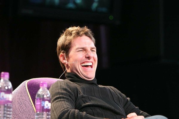 Том Круз смеется