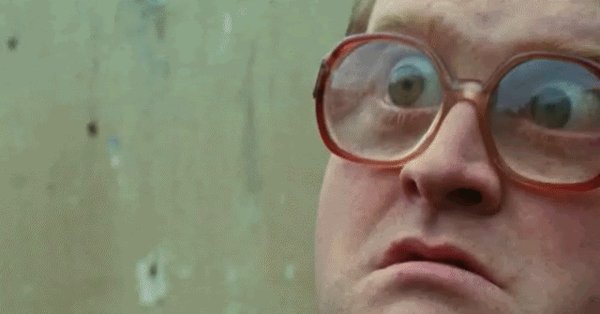 Смешной парень в очках