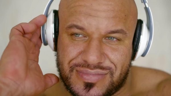 Лысый в наушниках