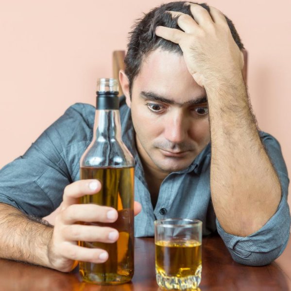 Человек с алкоголем подавленный