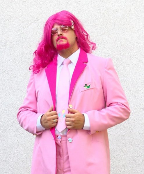 Мужчина в розовом костюме